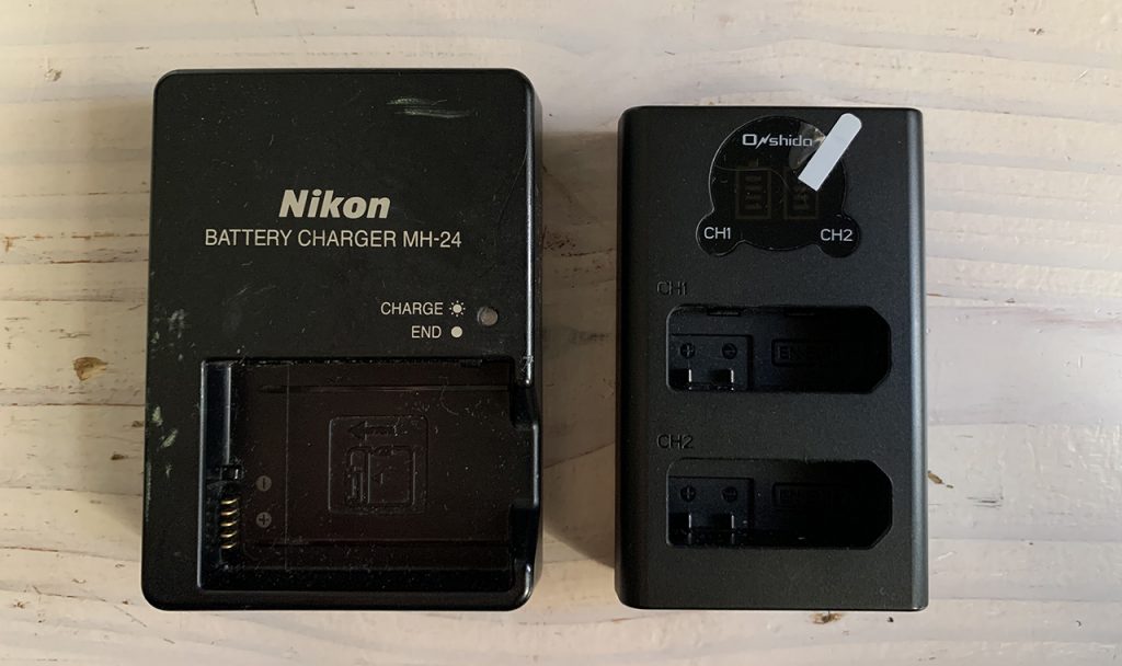 Nikon純正充電器MH-24（左）とMH-24互換充電器（右）