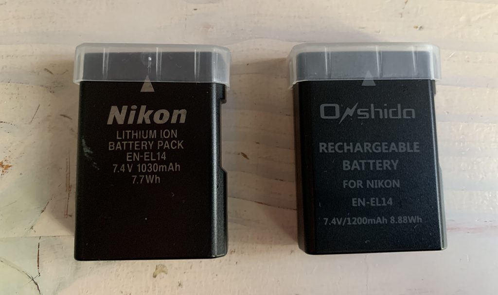 NikonD3100用バッテリーEN-EL14（左）とEN-EL14互換バッテリー（右）