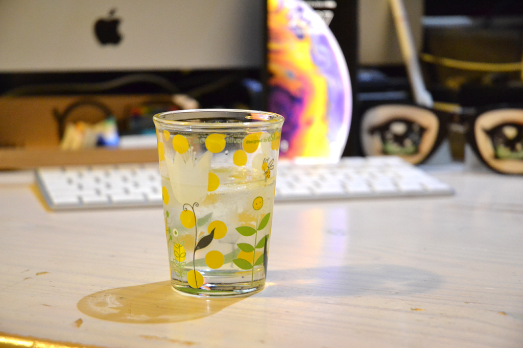 レモンシロップの炭酸水割り　グラスはカレルチャペックのバジーちゃん柄
